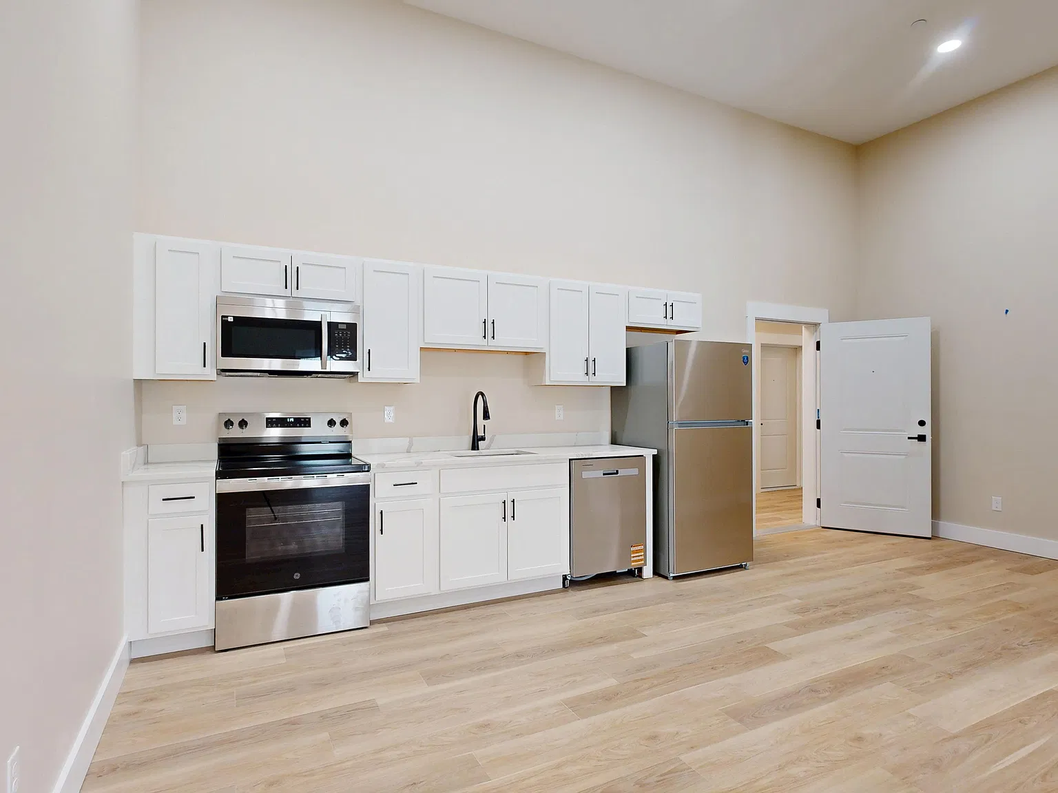 2 bed, 1000 sqft, $2,200 — Photo 2