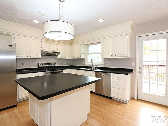 3rd image of 231 Whispering Oaks Dr