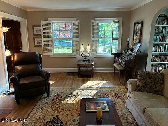 3rd image of 601 Forest Heights Rd