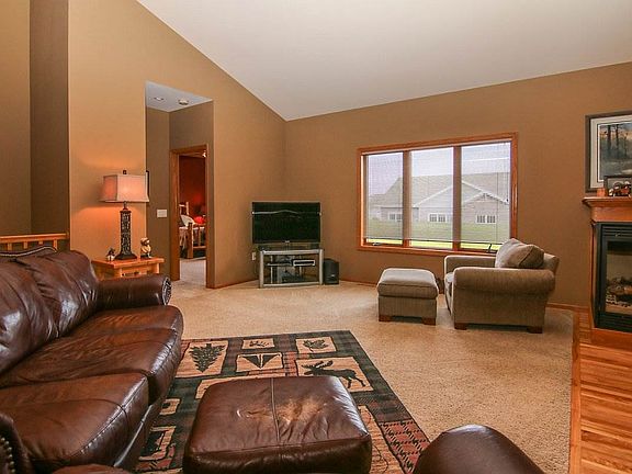 3rd image of 1021 Drumlin Dr #4