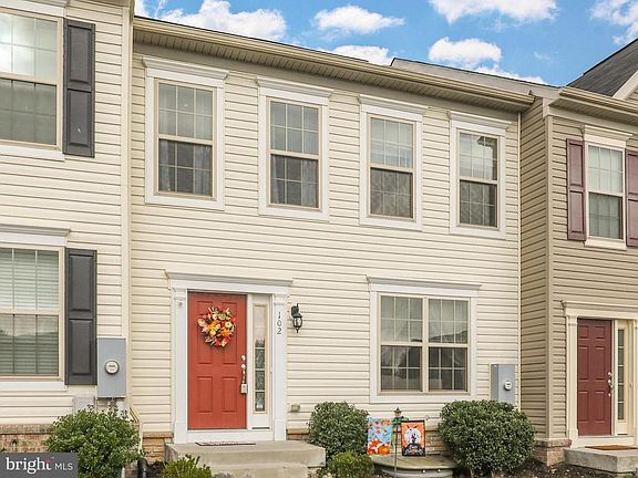 2nd image of 102 Niblick Sq