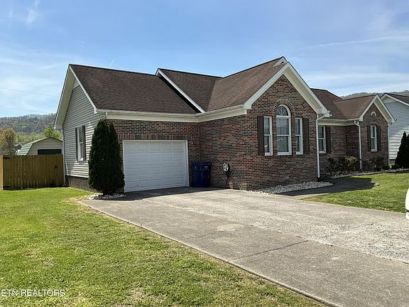 3rd image of 913 Doncaster Ave