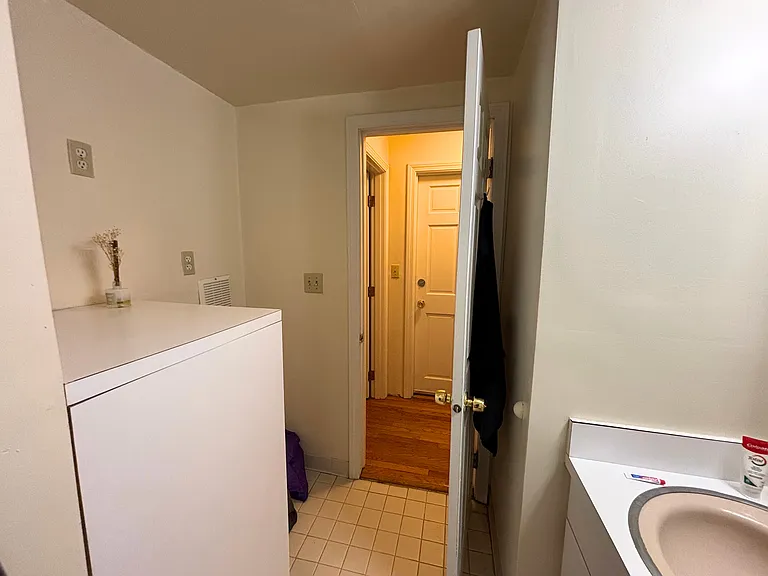 76 Tyler St #B — Photo 10