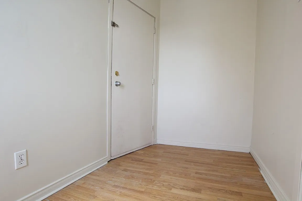 Building Photo - 47 Louisa St #47A