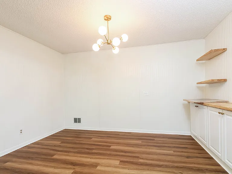 9424 Highgate Rd — Photo 6