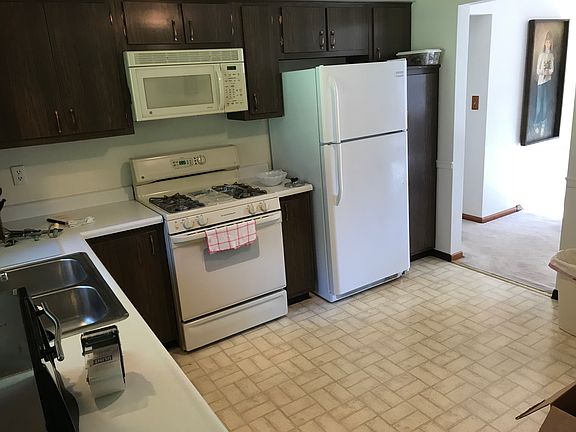 L-shaped countertop set-up