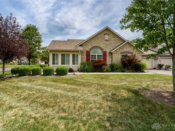 32 Scarborough Village Dr, Centerville, OH 45458