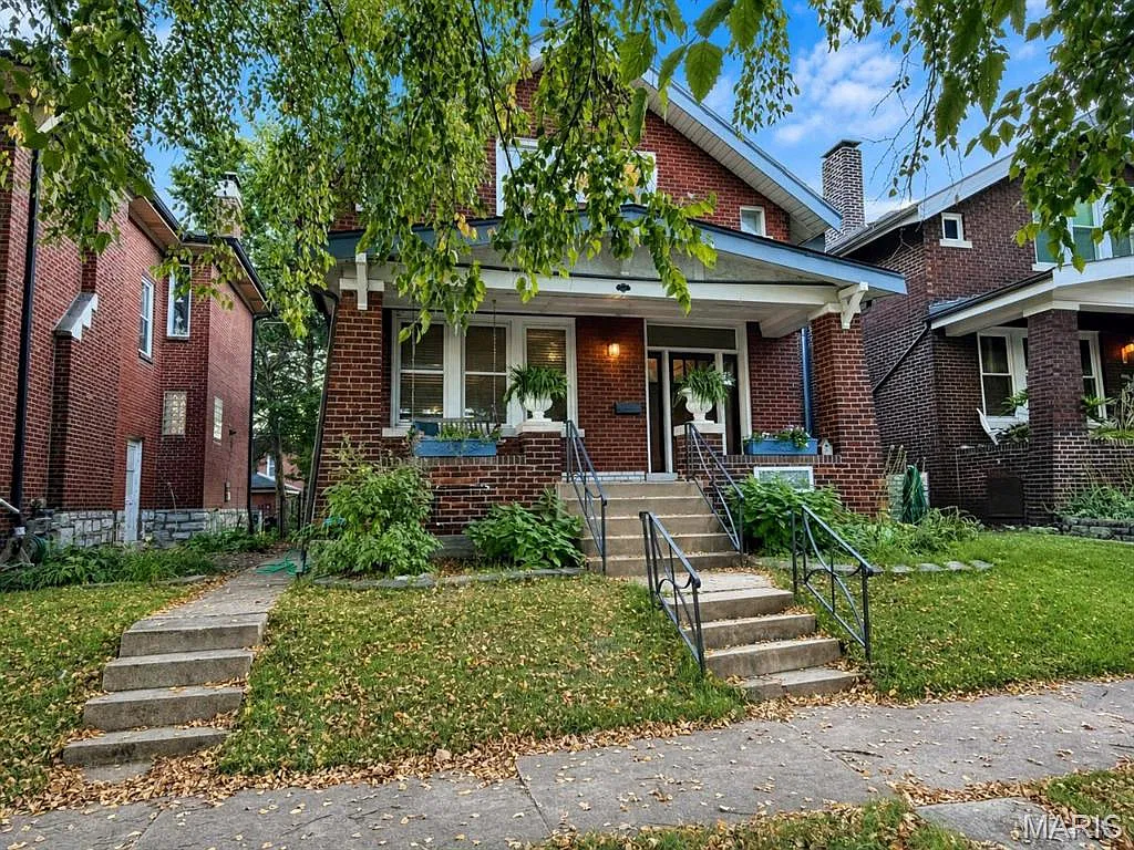 3 bed, 1.0 bath, 1356 sqft, $2,195 — Photo 2