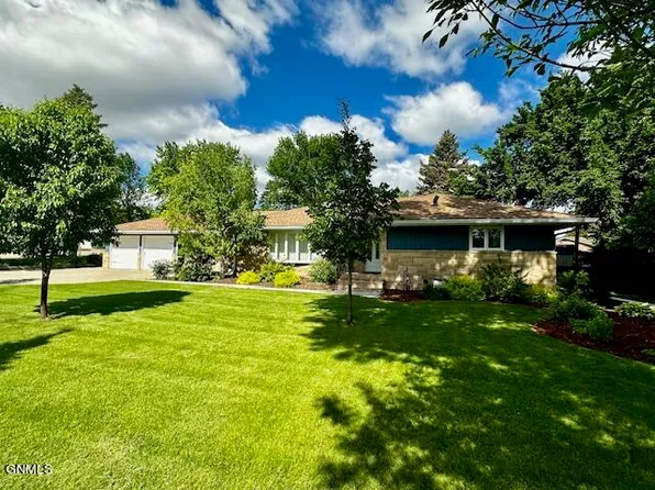 1211 Chautauqua Blvd, Valley City, ND 58072