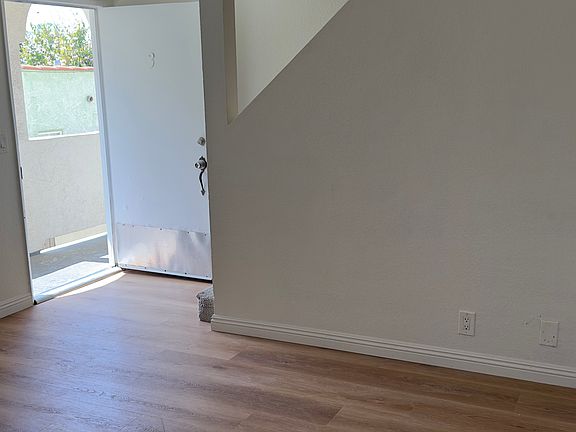 3rd image of 11708 Menlo Ave