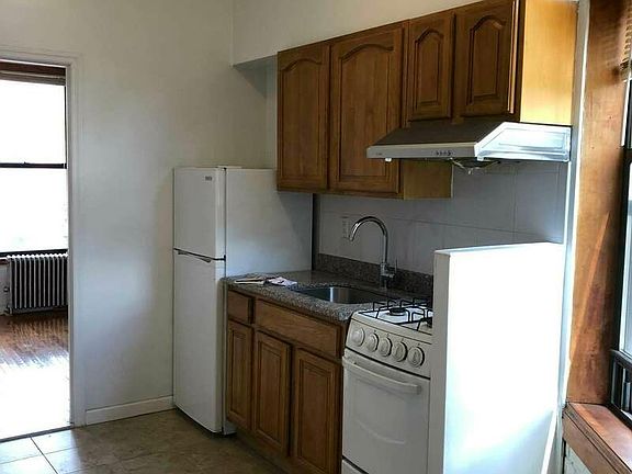 4th image of 44 Henry St #18