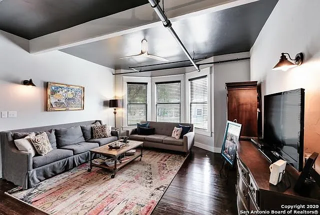 201 E Courtland Pl — Photo 2