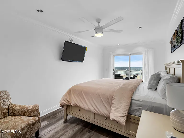 55 Beach Front — Photo 32
