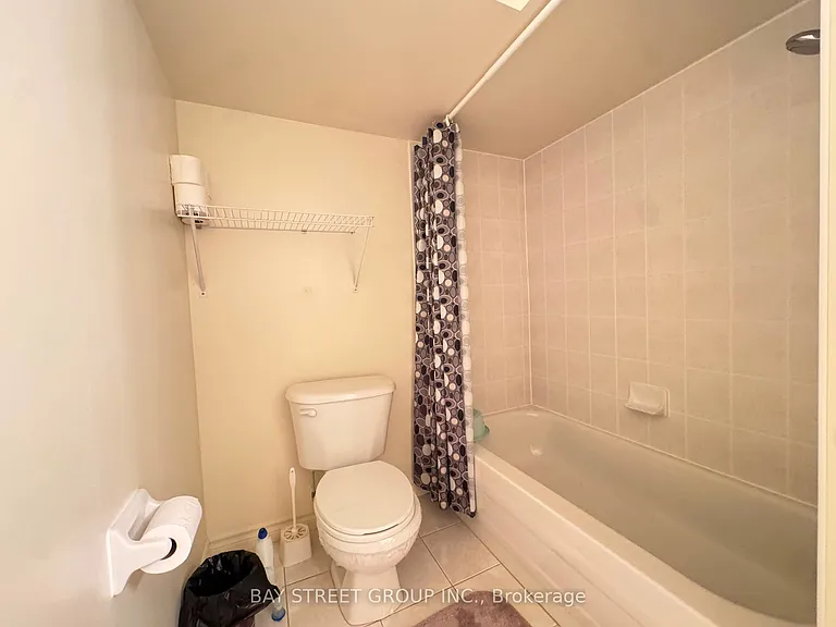 33 Northolt Cres — Photo 33