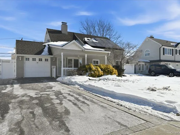 29 Disc Lane, Wantagh, NY 11793