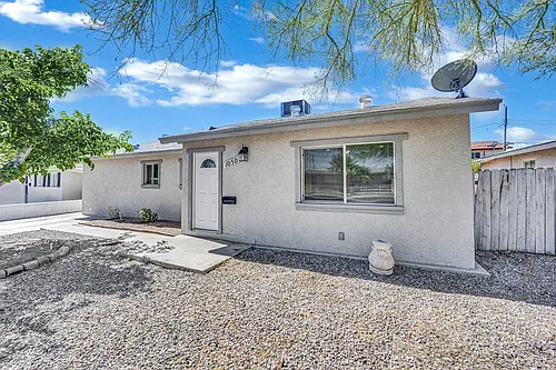 1050 Hassett Ave Photo 1
