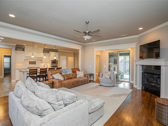 5th image of 707 SE Eaton St