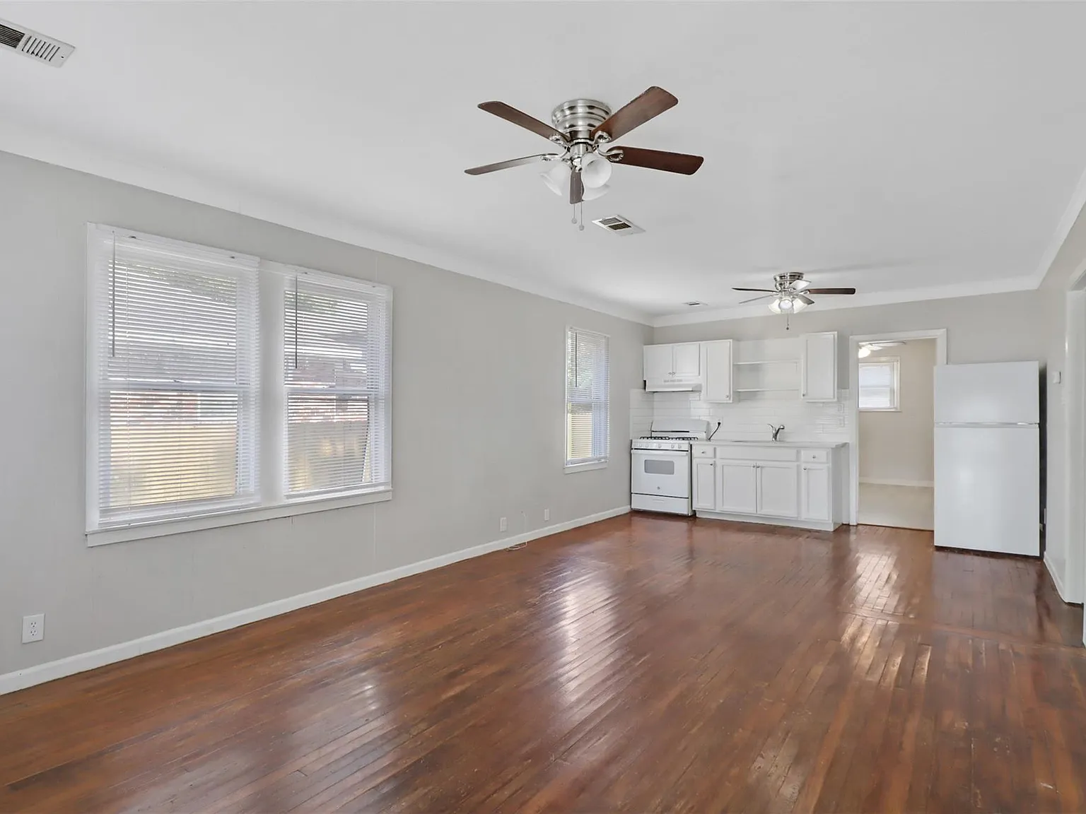 3 bed, 1.0 bath, 1284 sqft, $1,600 — Photo 2