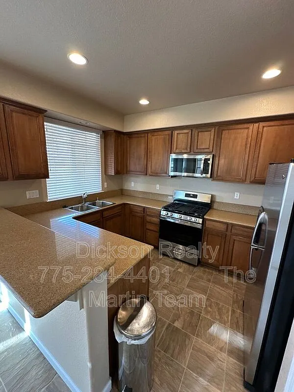 4 bed, 2.5 bath, 1884 sqft, $2,550 — Photo 4