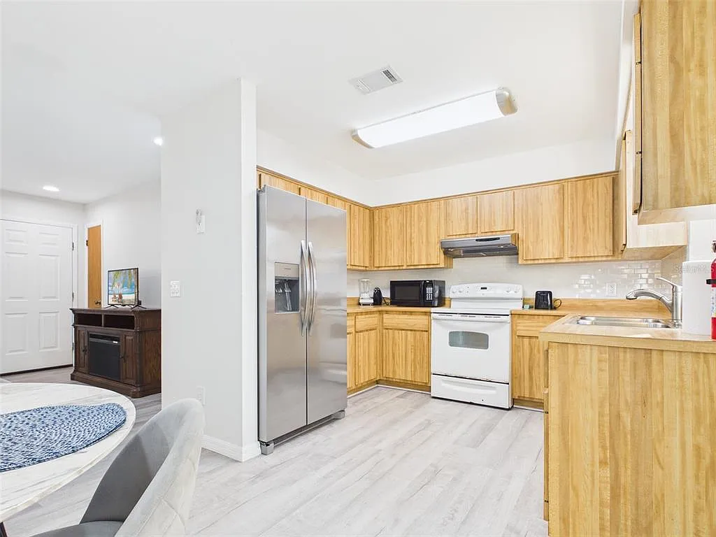 3 bed, 2.0 bath, 1050 sqft, $1,700 — Photo 3
