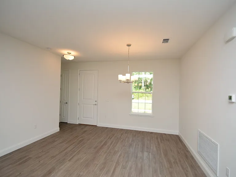 102 Brittany Ln — Photo 2