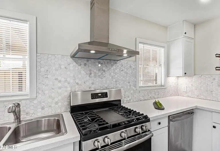 539 W 1st St — Photo 10