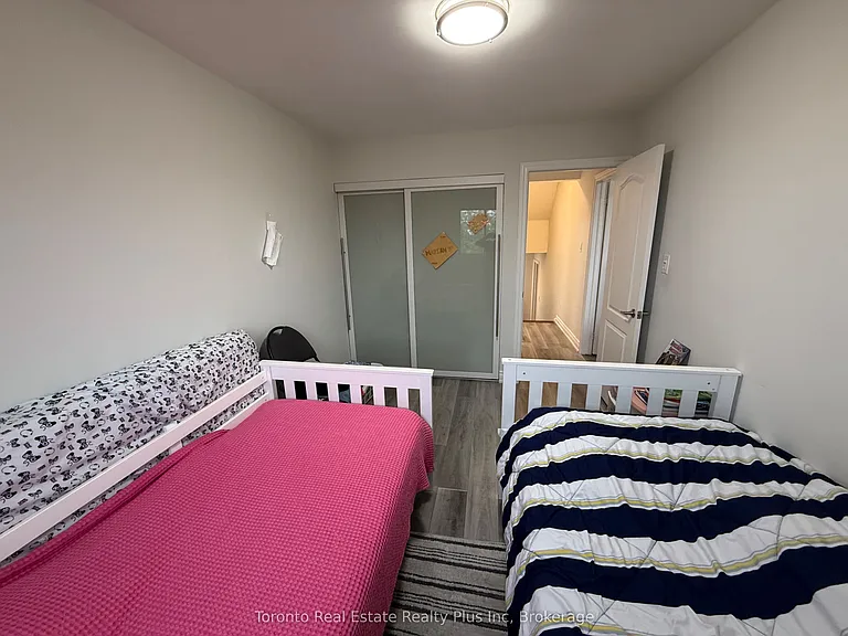 130 Ashurst Cres — Photo 4