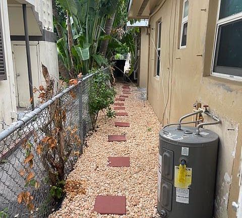 3rd image of 725 21st St APT 4