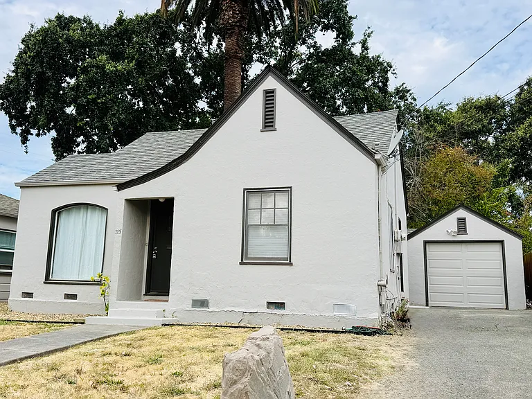 215 Coombs St — Photo 6