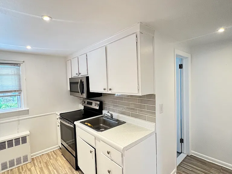 932 Linden Ave — Photo 2
