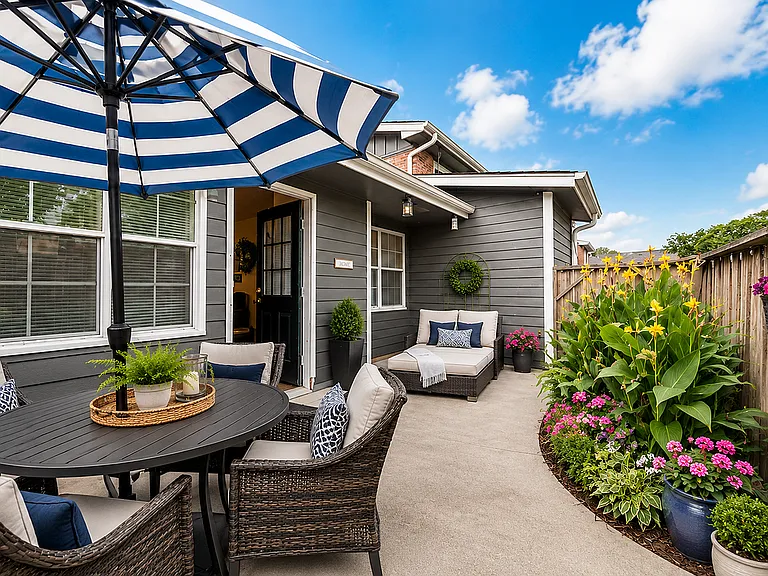 Private balcony/patio