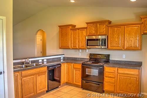 3rd image of 406 E 148th Cres S