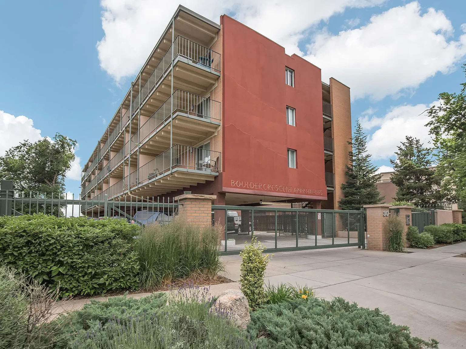 Boulder Crescent — Photo 2