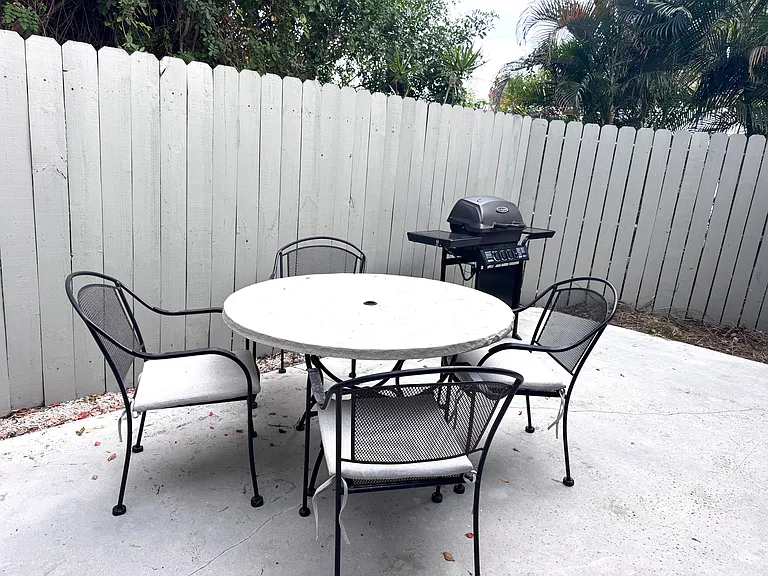 2563 NE Palm Ave — Photo 16