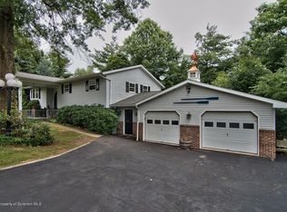 106 Templeton Dr, Dickson City, PA 18519