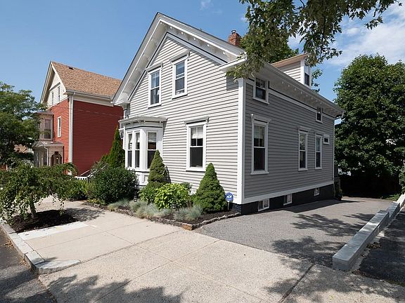 5th image of 70 Woodbine St