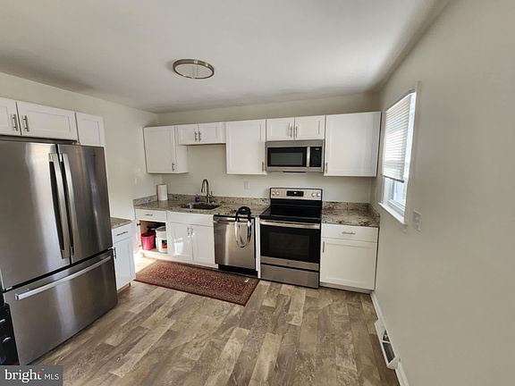 3rd image of 55 Stratford Dr