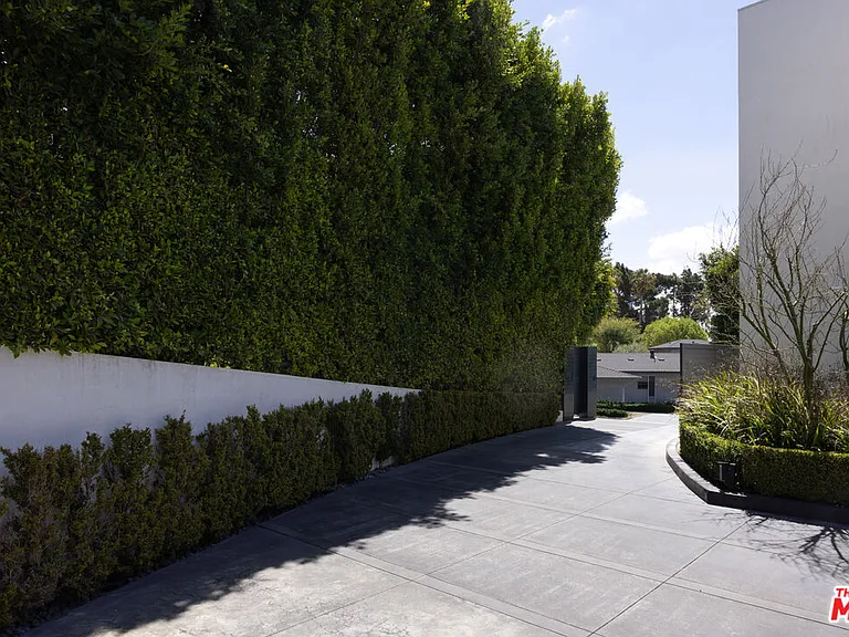 1401 Londonderry Pl — Photo 4