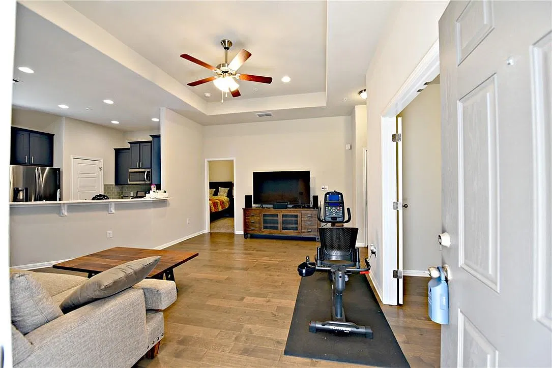 3 bed, 2.0 bath, 1308 sqft, $2,295 — Photo 2