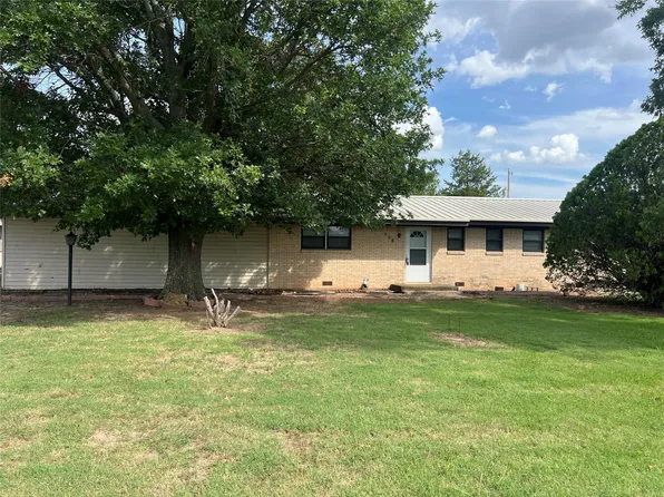 908 E Benton St, Petrolia, TX 76377