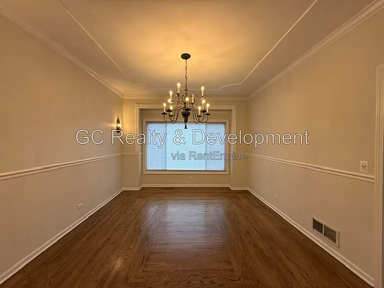 882 Clarendon Ln — Photo 5