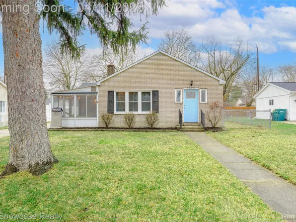 23033 Hawthorne St, Farmington, MI 48336