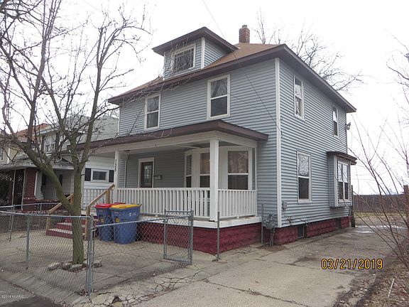3rd image of 135 Corinne St SW
