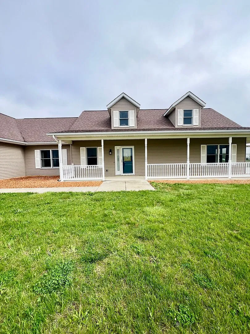 New Listing! 3 Bedroom Home — Photo 2