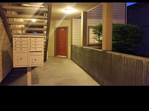 3rd image of 2706 Everett Ave Unit 102