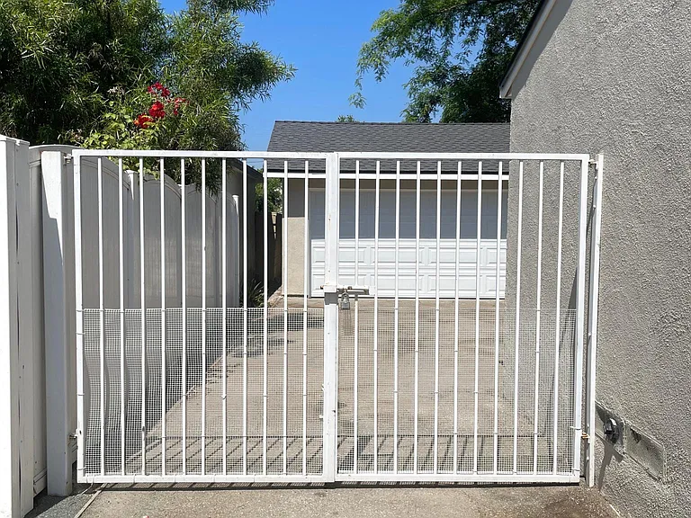 Lockable driveway gate