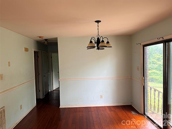 5th image of 875 Rolling Green Dr