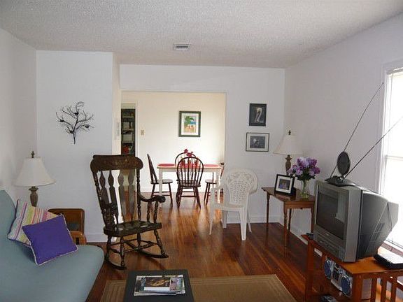 3rd image of 609 S Live Oak St