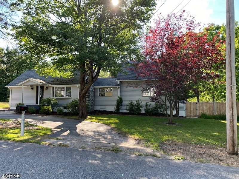 1st image of 406 Biglow Ln