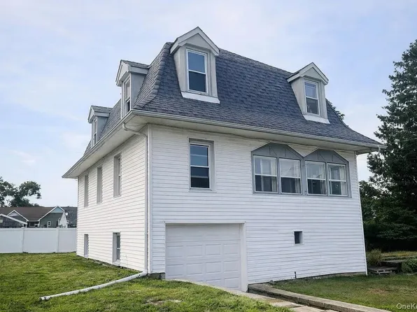 49 Gladys St, Lindenhurst, NY